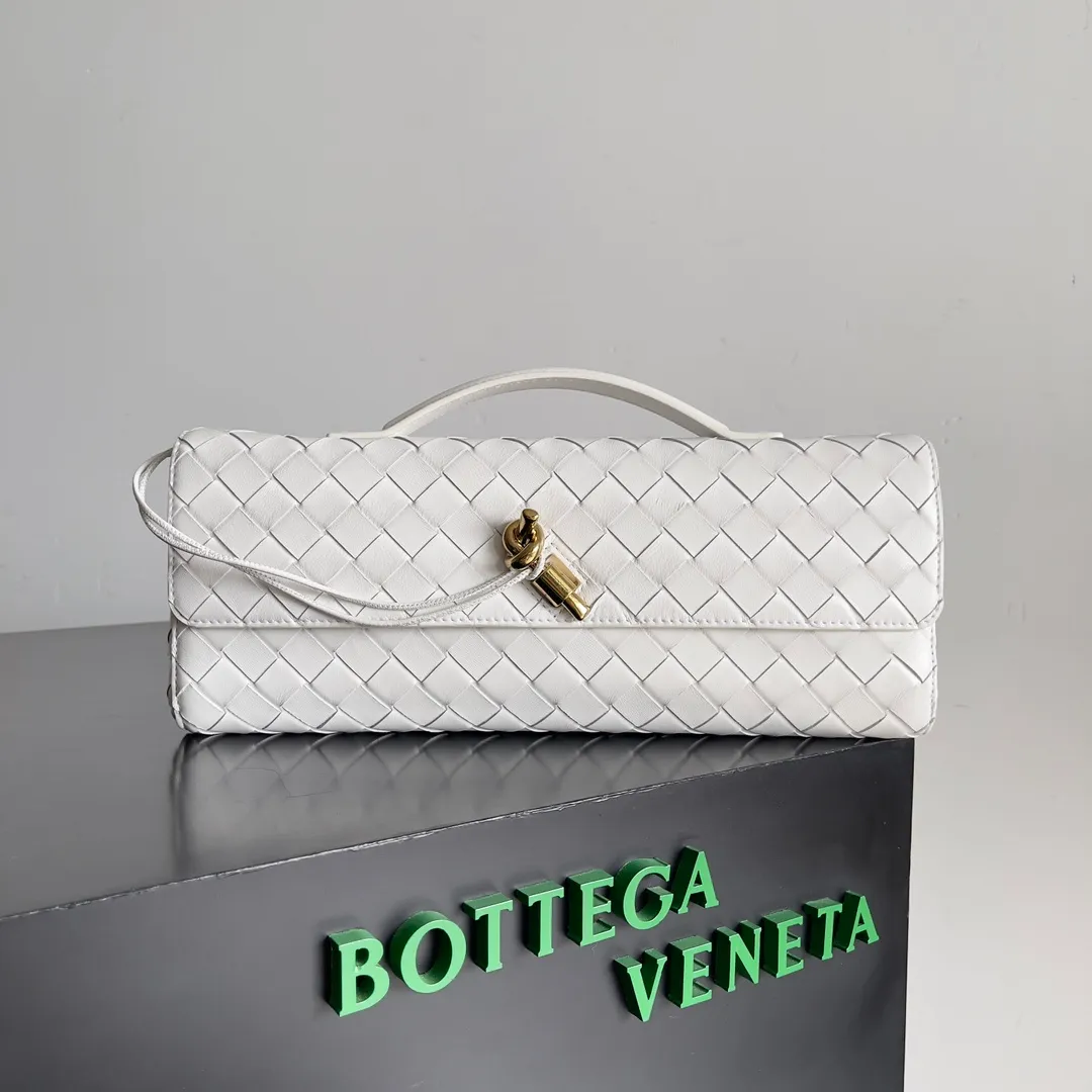 The batch of 1360 BV Andiamo evening handbags has been heavily planted again~ The designer aesthetics in the era of economic downturn are back. I fall in love with it at first sight and can't put it down. It's so beautiful and full of aura. The shape and texture are very competitive. It's light in weight and has sufficient capacity. It's a must-have for fashionistas. It's suitable for many occasions, minimalist, high-end and light luxury. Model No.: 741511 Size: 31*13*3cm